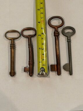 4 Vintage Decorative Skeleton Keys